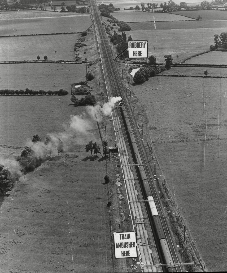 PERFEKT LOKASJON: Her, ved Bridego Bridge, fant togranerne ut at de skulle gjennomføre det spektakulære ranet. Flyfotoet er tatt mens etterforskningen pågikk, og viser hvor signalet som ranerne kunne tjuvkoble sto og hvor ranslaget ventet for å tømme toget.