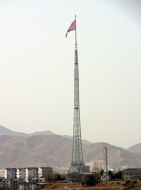 Flagget til topps: Nord-Koreas propagandastang.