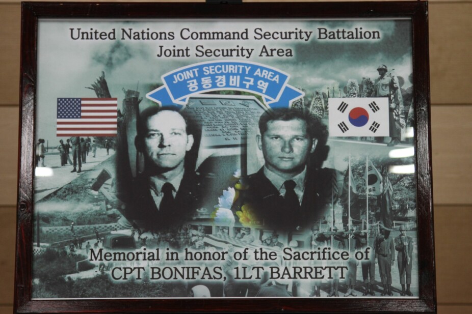 <b>DREPT: </b>Kaptein Arthur G. Bonifas (til venstre) og løytnant Mark T. Barrett.