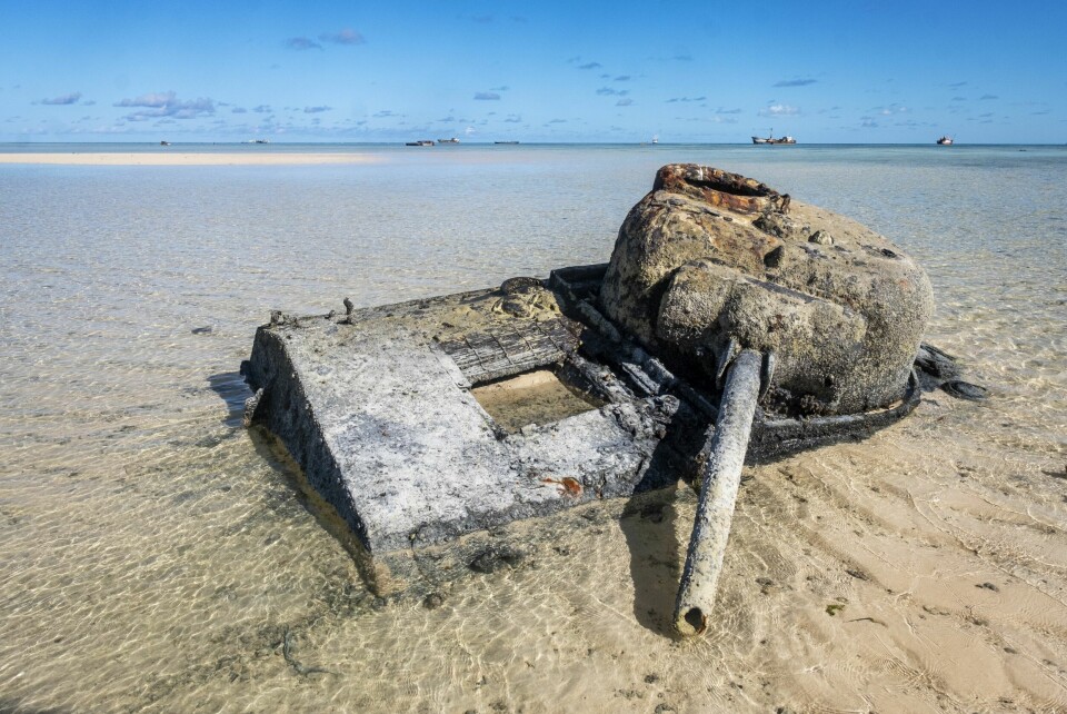 SISTE HVILE: En Sherman M4 stridsvogn ruster på grunnen ved Red Beach utenfor Betio.