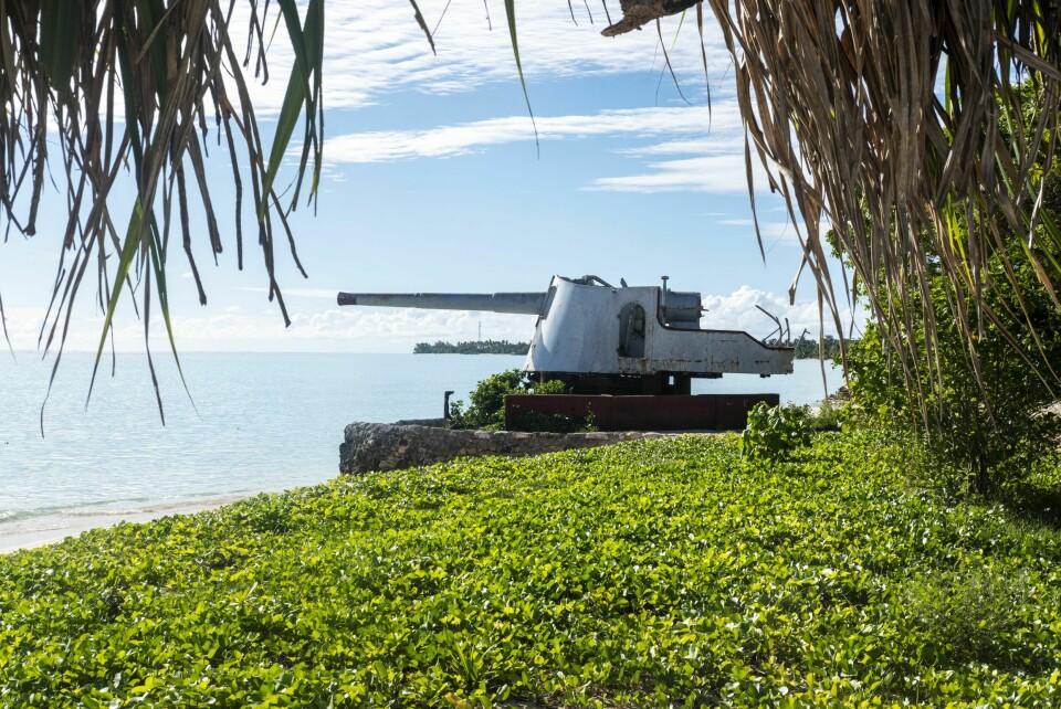 FEIL VEI: Japanske kanoner på sørsiden av Betio. Utenfor er det åpent hav. Amerikanerne kom fra lagunen i nord.
