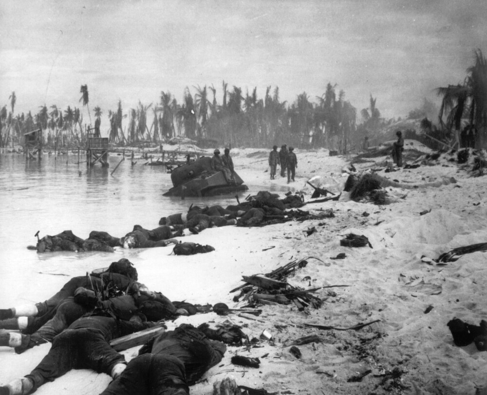 <b>INFERNO:</b> Lik i dynger. Palmer til pinneved. Slaget om Tarawa var et 76 timers inferno og kostet 1696 amerikanere og 4690 japanere og koreanere livet.