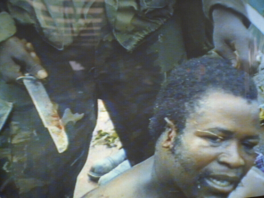 <b>GRUFULLT:</b> Diktatoren Samuel Doe ble torturert og drept for åpent kamera i september 1990. Her har de nettopp kuttet av ham øret.
