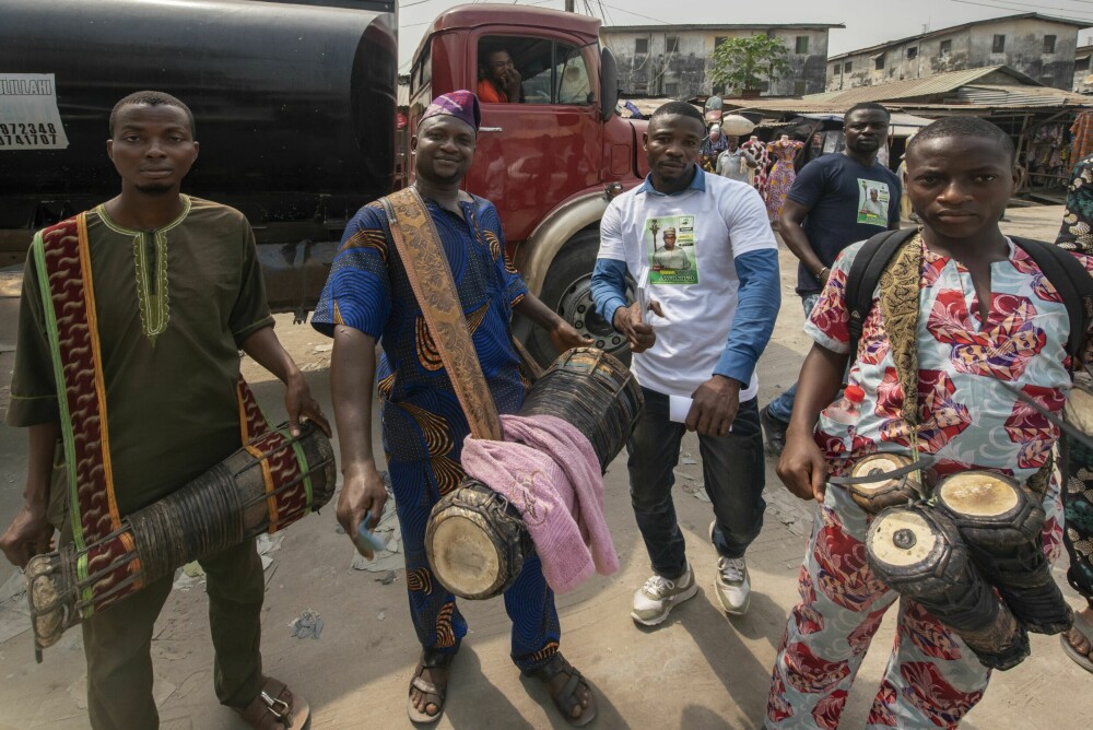 <b>VALGKAMP:</b> Det er snart valg i Nigeria, og de lokale kandidatene stiller med eget trommeorkester for å oppildne velgerne.