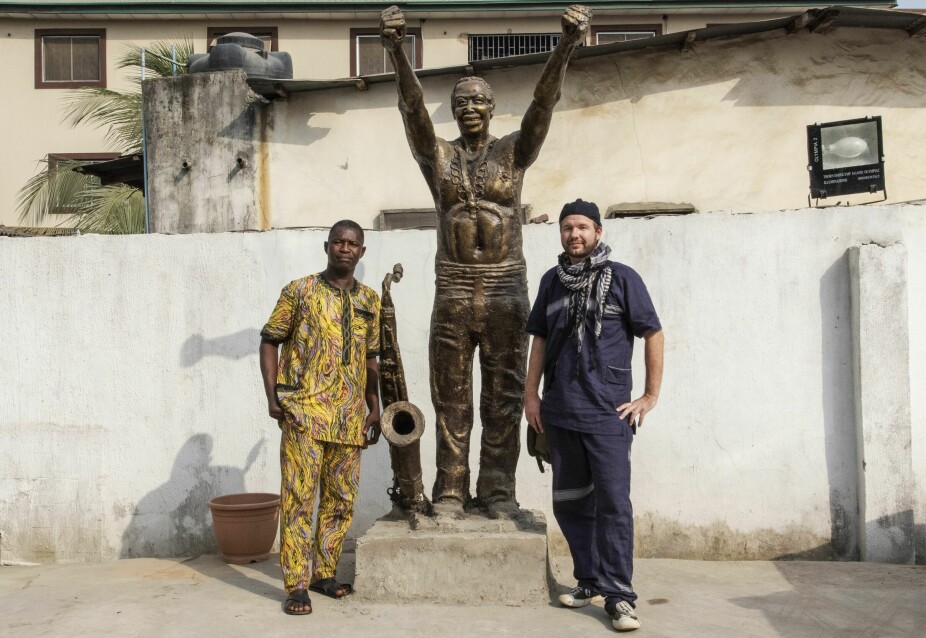 <b>FELA KUTI:</b> Sunday (venstre) og artikkelforfatteren (høyre) foran Fela Kuti-statuen i Kalakuta-republikken.