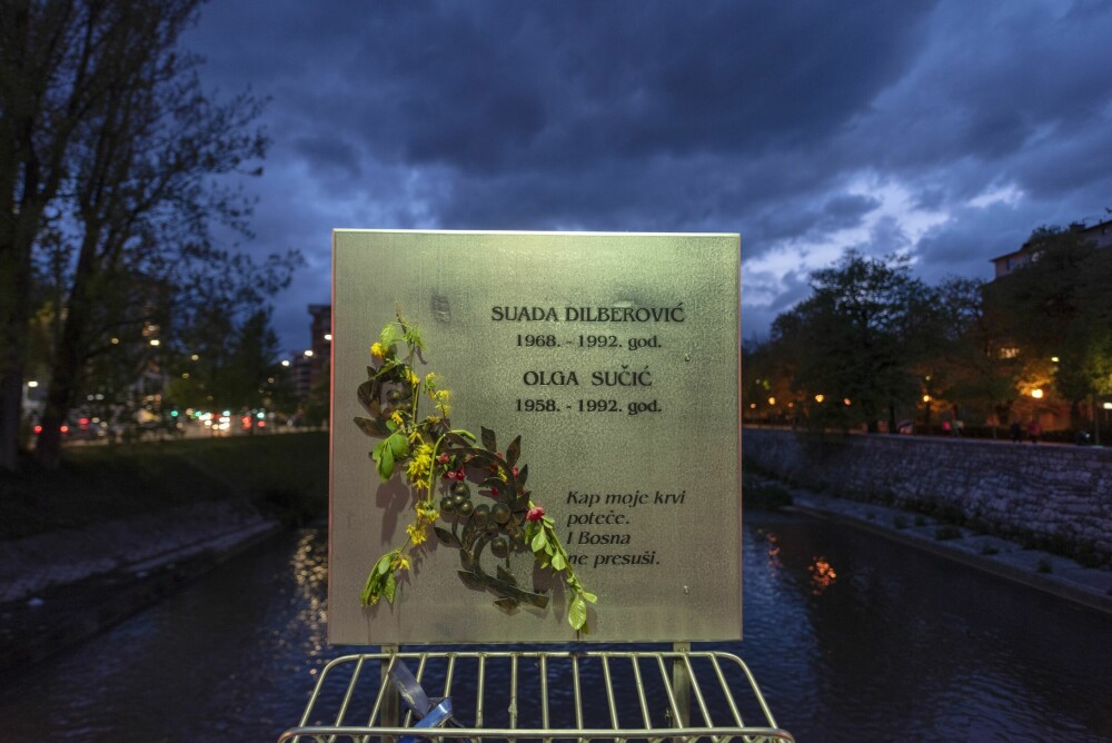 <b>ROMEO OG JULIE:</b> Minnesmerket etter Suada Dilberovi og Olga Suciv på den tidligere Vranja broen, to av de første ofrene for beleiringen av Sarajevo i 1992. Broen skiftet navn til Suada og Olga-broen, men på folkemunne kalles den også ”Romeo og Julie-broen”.