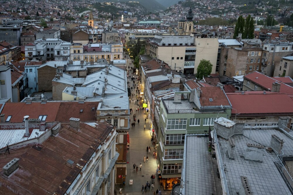 <b>SKUMRING:</b> Mørket faller på i et fredelig Sarajevo.