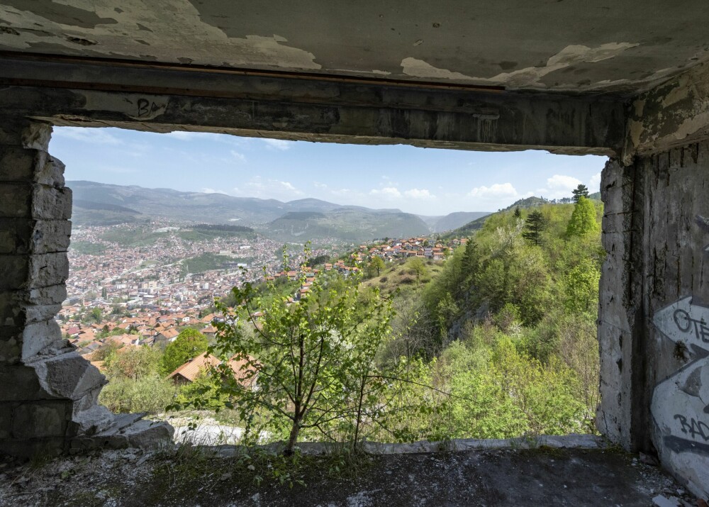 <b>KRIGSTURISME:</b> Motel Osmice var det serbiske hovedkvarter under beleiringen. Herfra skjøt og bombet de Sarajevo. – Det var også krigsturisme her. I helgene kom folk fra andre områder på Balkan for å skyte på byens befolkning, sier guiden Omer.