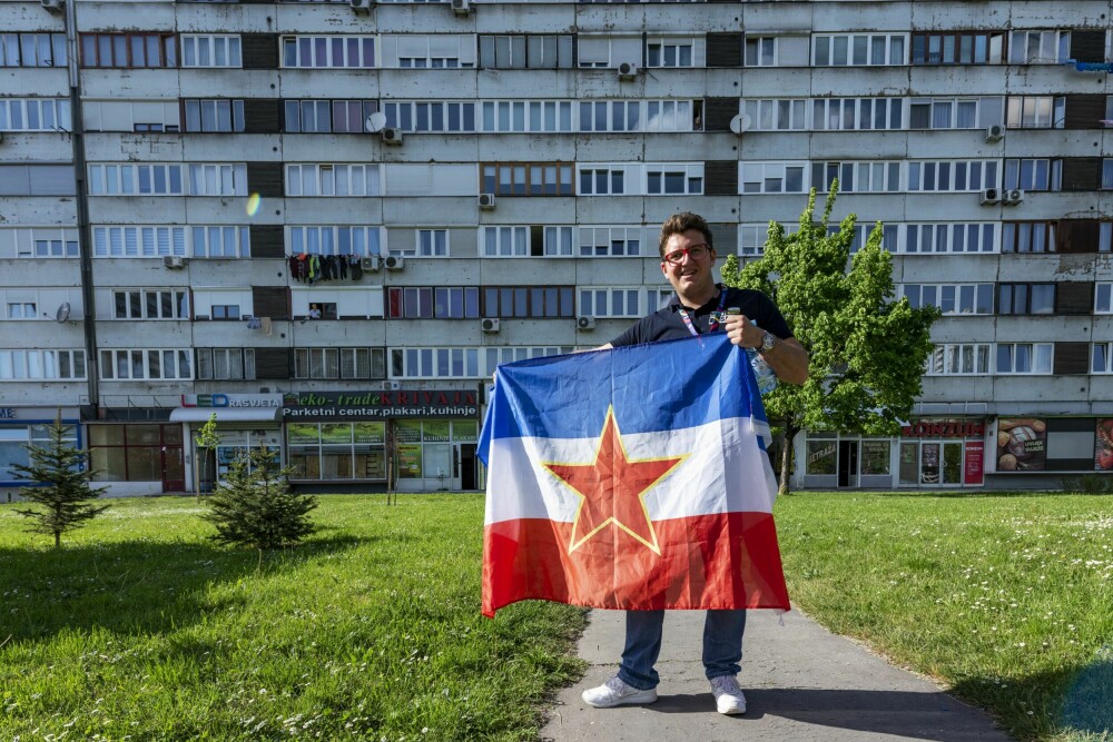 <b>JUGOSLAVISK NOSTALGI:</b> Edin med jugoslavisk flagg. Under kommunismen fikk folk gratis bolig. I prioritert rekkefølge. Parti-medlemmer og de som hadde deltatt i byggingen kom først i rekka.