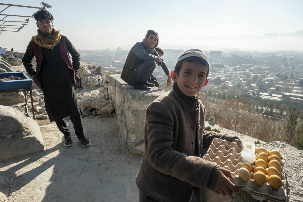 <b>UTSIKT:</b> Wassim selger egg på toppen av Bibi Mahroo-fjellet som gir den beste utsikten over Kabul.