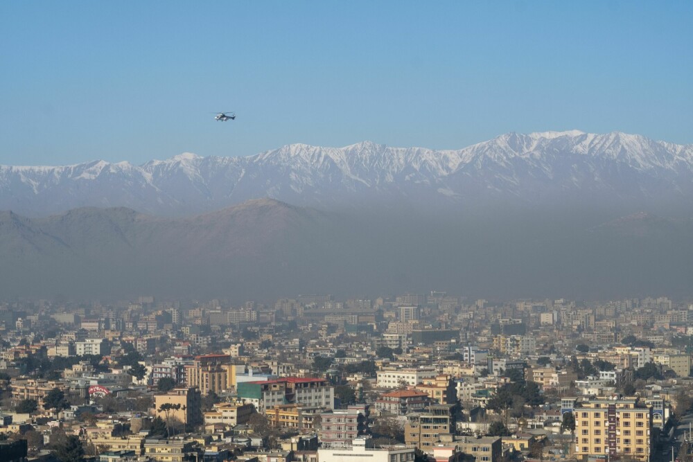 <b>PÅ VAKT:</b> Kabul og fjellene rundt sett fra Bibi Mahroo-fjellet. Giftig dis, mektige fjellmassiver og et årvåkent helikopter.