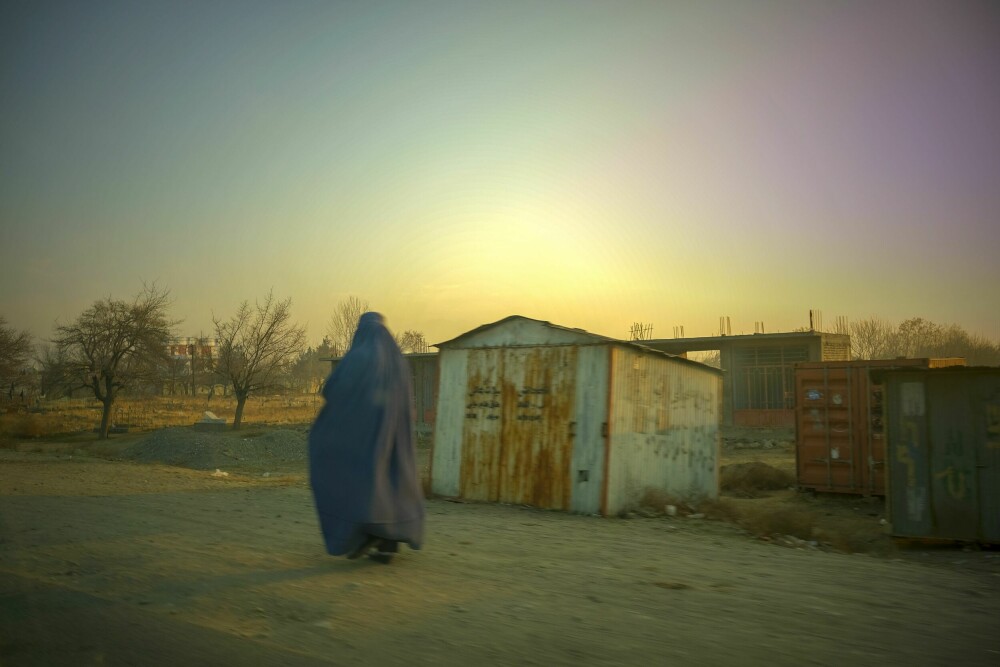 <b>FARLIG FOTO:</b> Å ta bilde av en kvinne i burka kan være like farlig som å ta bilde av politi eller soldater. En hissig mobb av menn som er krenket på vegne av kvinnen kan samle seg og komme ut av kontroll. Ingenting er farligere enn en hissig afghansk mobb. Bildet ble tatt fra bilen.