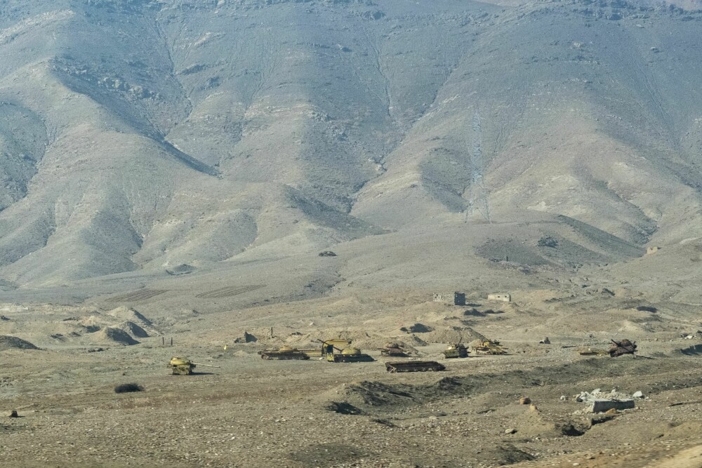 <b>GRAVPLASS:</b> Sovjetunionens gravplass. Stridsvogner i hopetall står og ruster i Afghanistan. Her på veien mellom Pansjirdalen <br/>og Kabul.