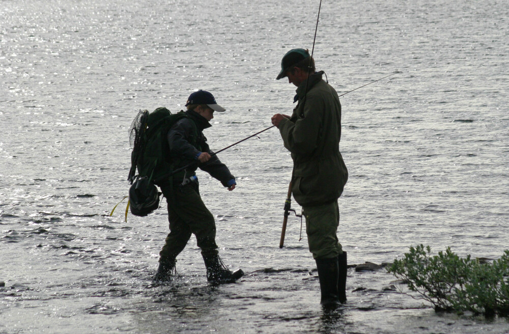 <b>SAMARBEID:</b> To fiskere som opplever at ørreten står utenfor kastelengde, kan samarbeide for å rekke ut.