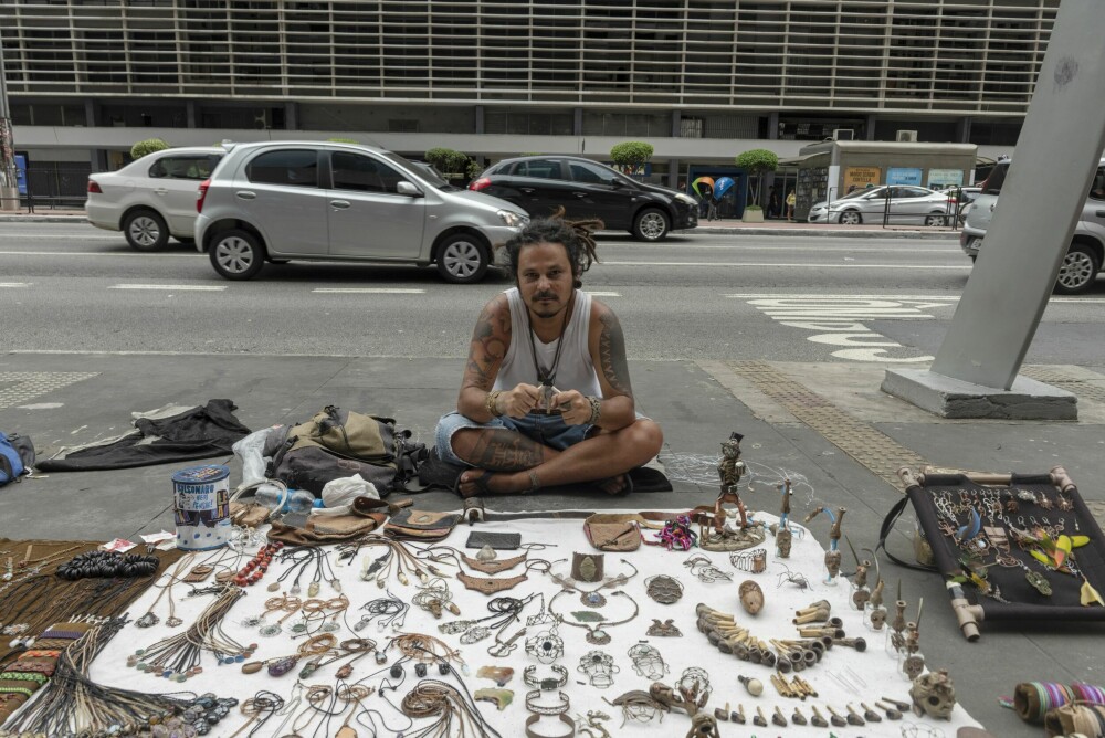 <b>HÅNDVERK:</b> Randi lever av å selge håndverk i Avenida Paulista.