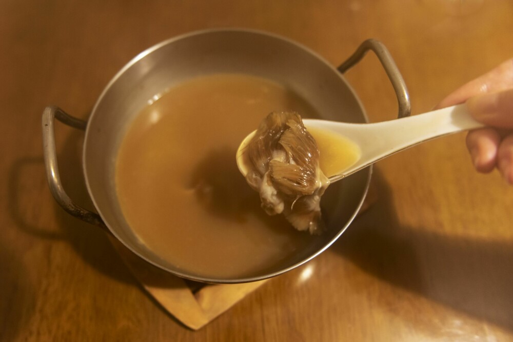 <b>SOM KYLLING:</b> «Det smaker litt som kylling­suppe». Suppen er kokt på reir (spytt og opp­gulp) av salan­ganer. Brukes i kinesisk medisin og skal ha en «ungdommelig» virkning.