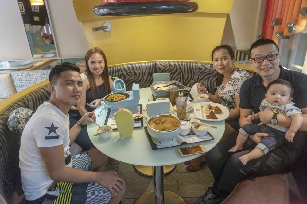 <b>PÅ TOALETTET:</b> Et Taiwanesisk/filippinsk par har besøk fra familien på Filippinene. – Hvorfor vi går på Toilet Restaurant? Vi hadde lyst til å vise frem stedet, og maten er faktisk god her.