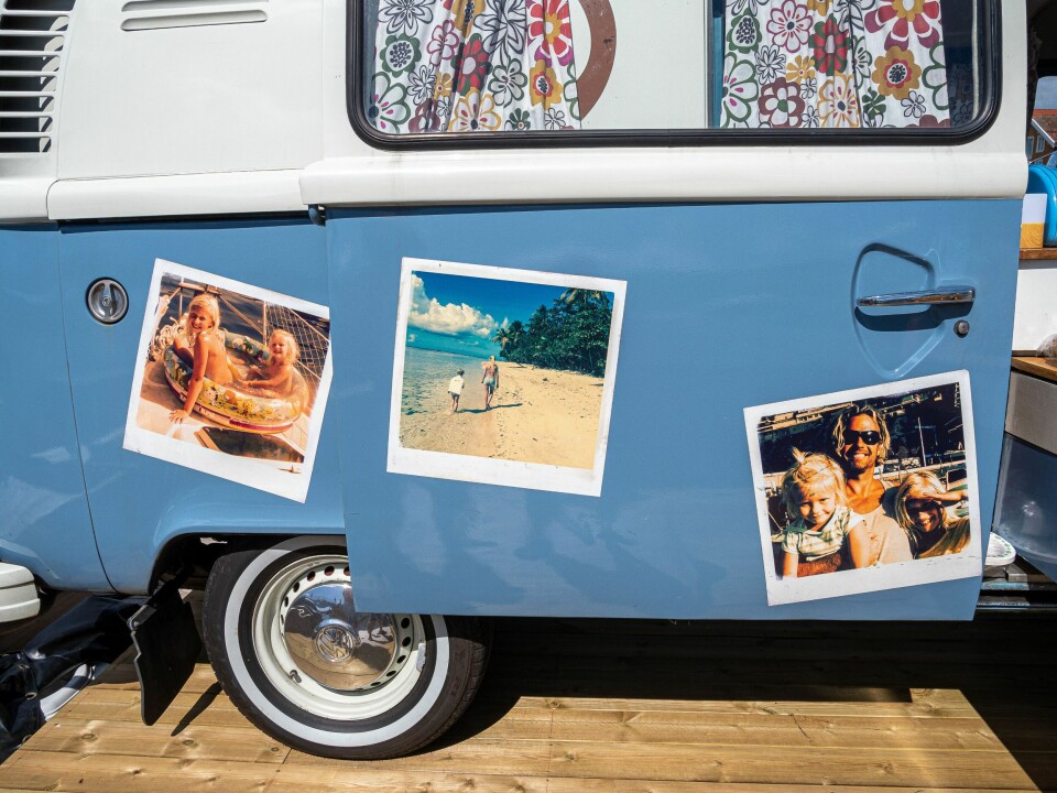 MINNER: Polaroidaktige bilder fra vintrene på seiltur pryder T2-en.