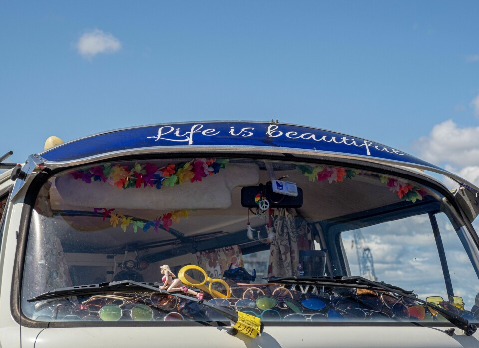BRILLEFINT: Stig Monstad er lidenskapelig samler av solbriller. De gule her er japanske og fra 60-tallet.