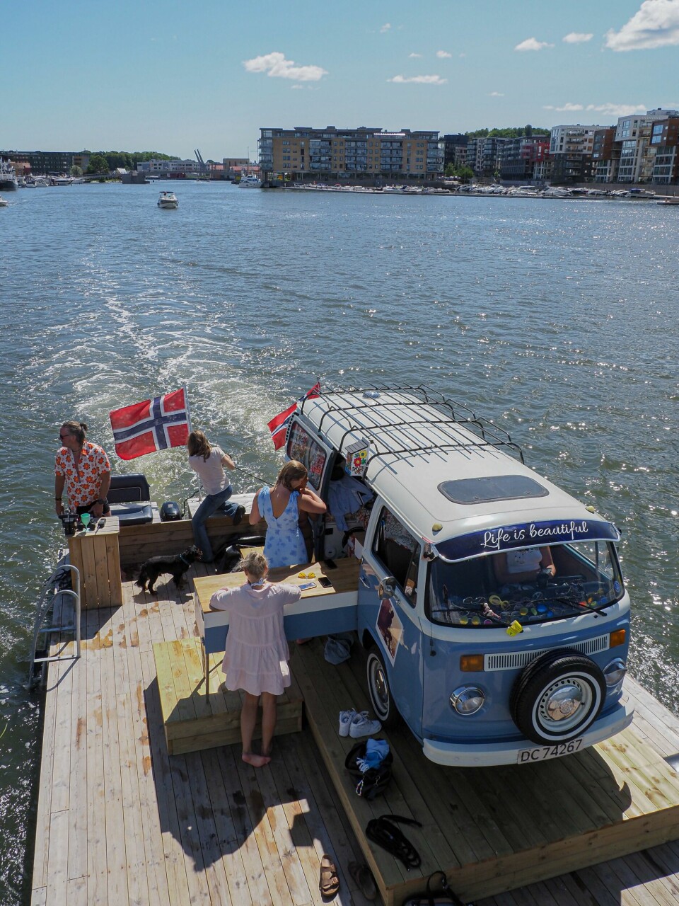 PÅ BØLJAN BLÅ: To påhengsmotorer besørger fremdriften.