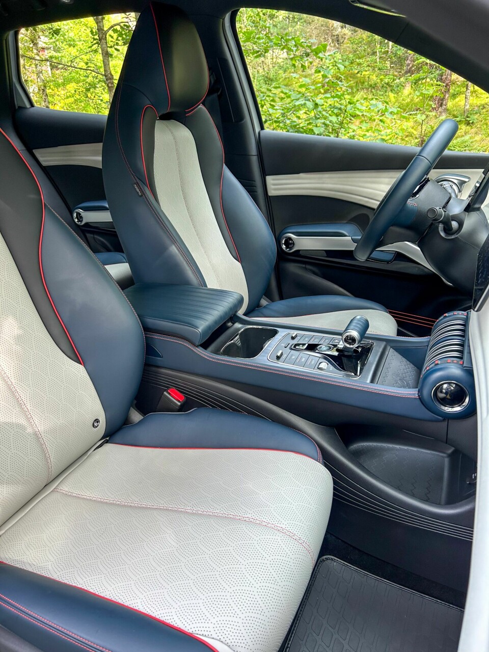 FARGERIKT: Interiøret i vår testbil går i en pen kombinasjon av blått, lyst og rødt. Det gir Atto 3 et livlig preg.