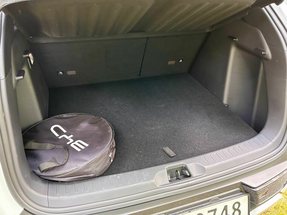 NORMALT: Bagasjeplassen i Atto 3 er på det jevne for en bil av denne typen, men det er mer oppbevaringsplass under gulvplaten.