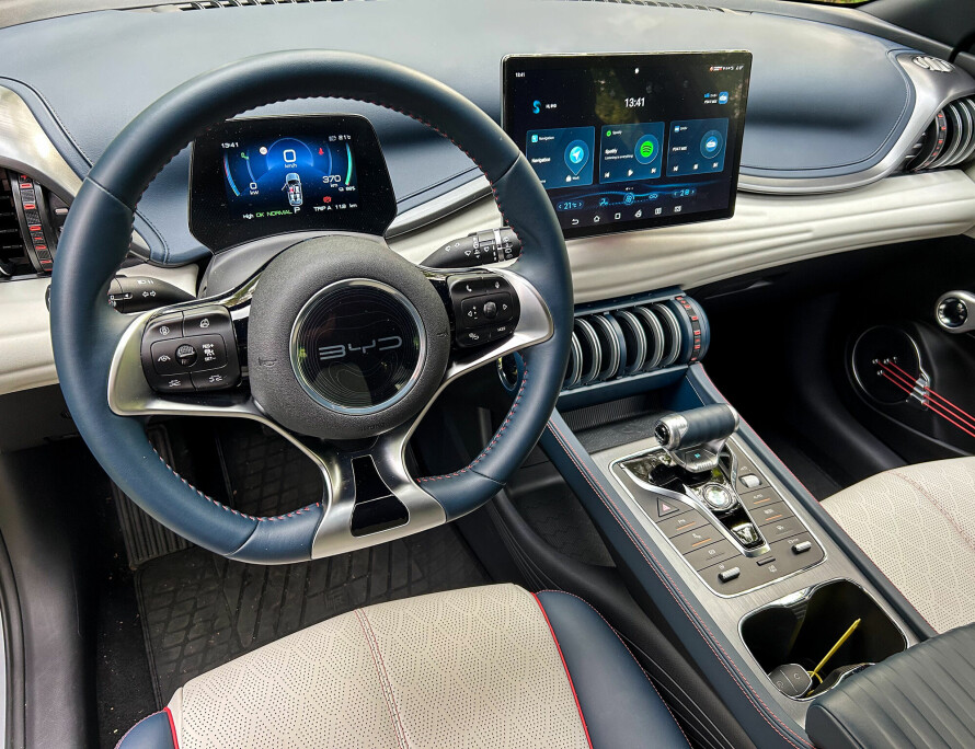 Særegen: Stilen i interiøret er prangende og overdådig i Atto 3. Vi liker infoskjerm foran føreren og at du ikke må inn i skjermen for viktige funksjoner.