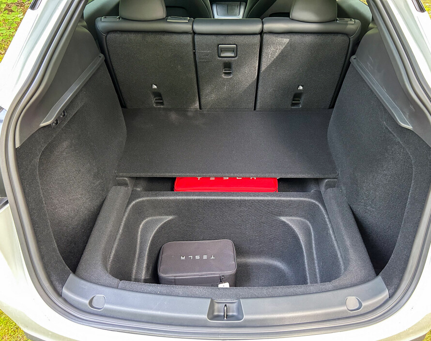 Romskip: Bagasjerommet i Model Y er dypt selv før man legger ting i det store rommet under gulvplaten. Lastelengden er også bra.