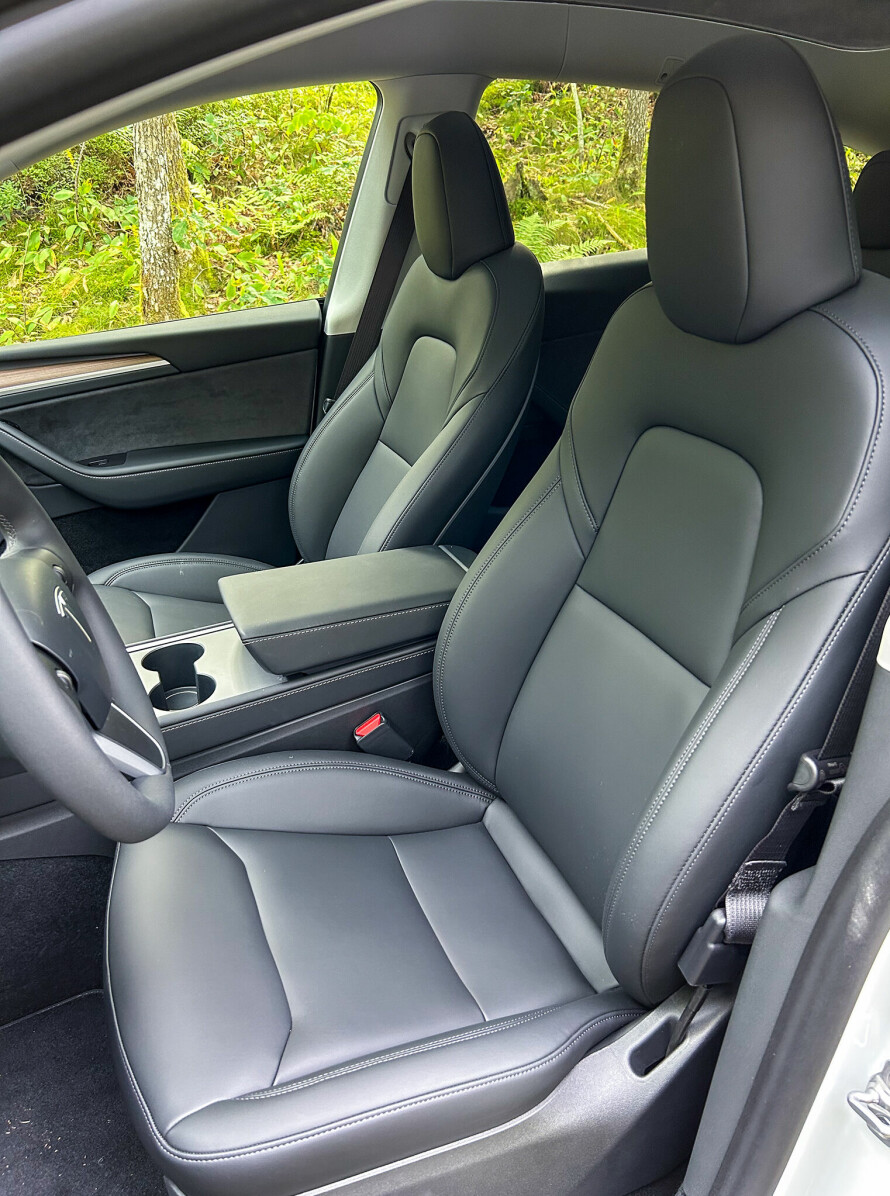 Stramt: Ikke noe fancy design her, men fin sittestilling og kjøreposisjon i Model Y.