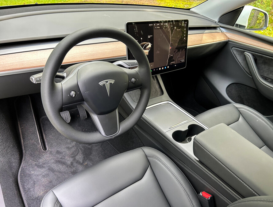 Nøktern: Mesteparten av det du trenger ligger i betjeningsskjermen i midten. Vi hadde foretrukket noen flere primærfunksjoner uten å måtte inn i skjermen.