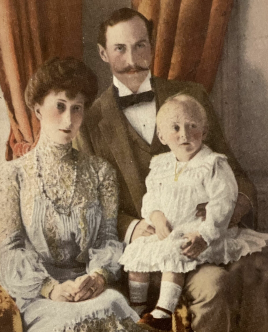 <b>KONGELIG BESØK:</b> Geiranger må ha vært et av de aller første stedene i Norge den nye, norske kongefamilien besøkte. Sommeren 1906 var kong Haakon, dronning Maud og lille kronprins Olav gjester på bryllupshotellet. 
