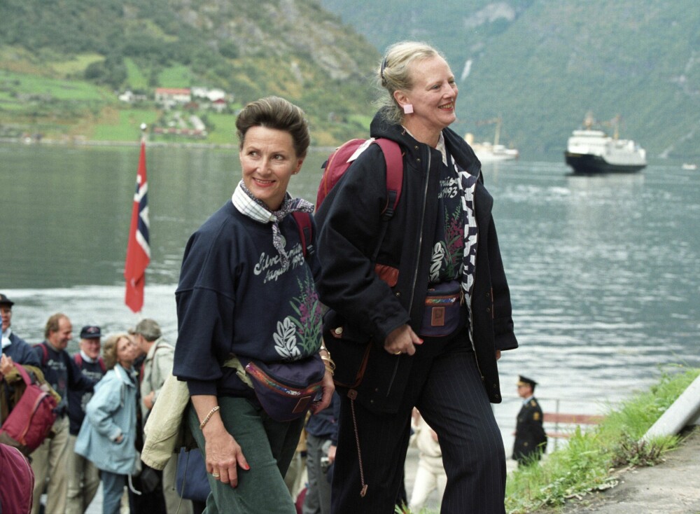 <b>STAMGJEST:</b> Både vår egen dronning Sonja og dronning Margrethe har vært i Geiranger flere ganger. Her er de to dronningene fotografert under kongeparets Silver Cruise i anledning sølvbryllupet i 1993