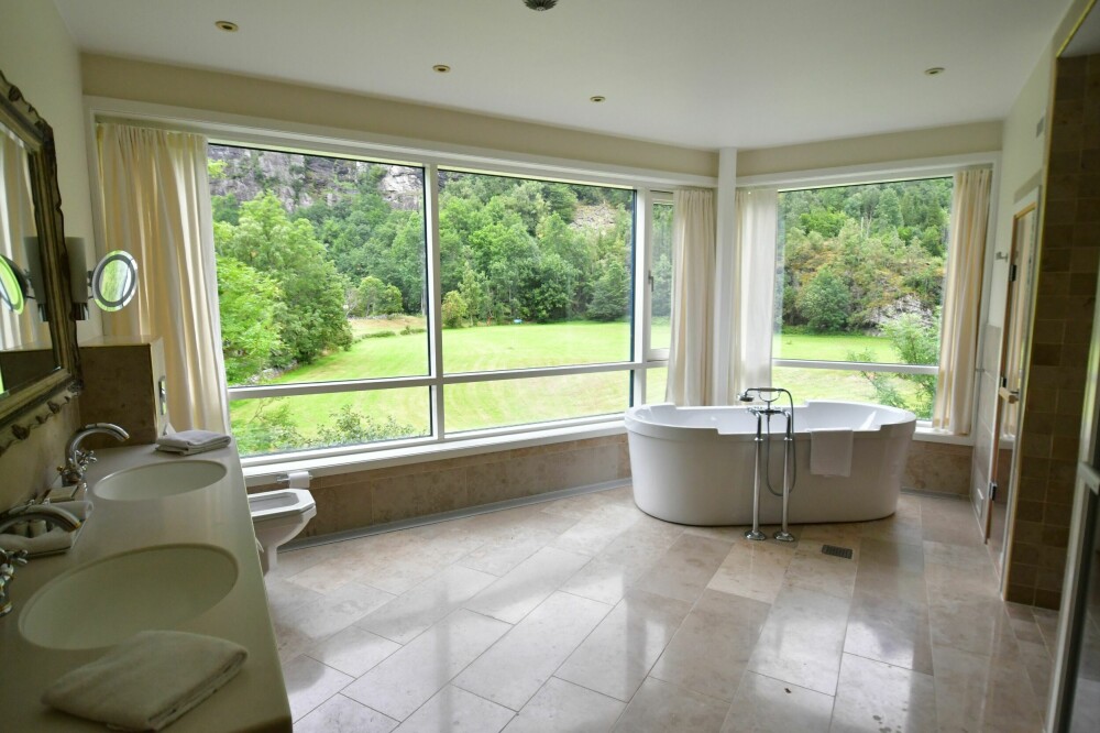 <b>UTSIKT: </b>I den største suiten har man spektakulær utsikt fra badekaret. Baderommet, som er stort som en liten ballsal, har både badstue, steamdusj og vanlig dusj i tillegg til badekar.