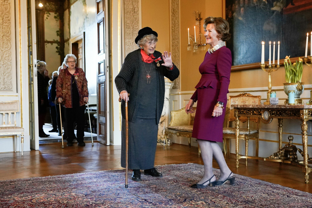 <b>KONGELIG:</b> Berit Ås hilser på dronning Sonja i forbindelse med lunsj for norske foregangskvinner på Slottet tidligere i år. 