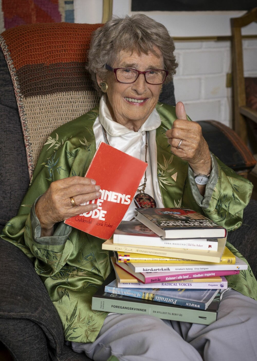 <b>RØDSTRØMPE:</b> Berit Ås' bok Kvinnens lille røde kom ut i 1971, og er en håndbok med praktiske tips om hvordan kvinner kan få større politisk innflytelse.