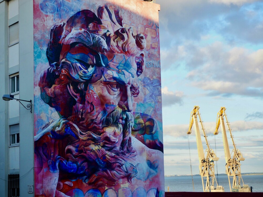 <b>STORSLÅTT:</b> Den spanske kunstnerduoen PichiAvo står bak dette vakre kunstverket like bortenfor togstasjonen Santa Apolónia, nær Alfama. Her har Poseidon kunnet skue utover Tejo-elven siden 2018. 