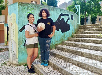 <b>FORNØYDE:</b> Clara og nevøen Eduardo bor i Bairro Padre Cruz. De stortrives med all graffitikunsten i nabolaget.   