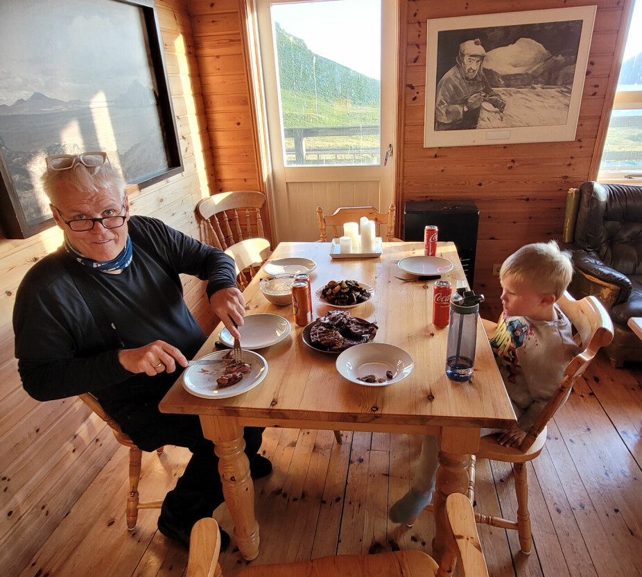 <b>BESTEFAR OG BARNEBARN:</b> Ragnars far og sønn nyter en bedre frokost før en ny friluftsdag på Elliðaey.