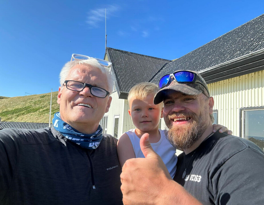 Tre generasjoner: Ragnar med sin sønn og sin far. -  Familien elsker å komme hit til Elliðaey, sier han. 