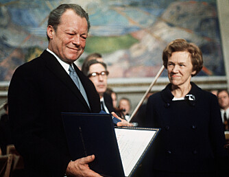 <b>NOBELS FREDSPRIS FOR 1971:</b> Den tyske kansleren Willy Brandt fikk overrakt fredsprisen i Universitetets aula i Oslo av Aase Lionæs, formann i den Norske Nobelkomiteen. 