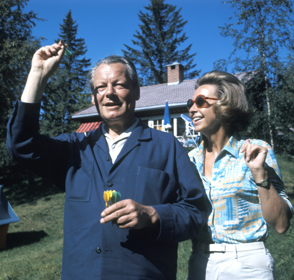 <b>NORGESVENN:</b> Bundeskanzler Willy Brandt sammen med fru Rut på sommerferie i deres hytte på Vangsåsen nord for Hamar. Her spiller Brandt dart mens fru Rut ser på. 