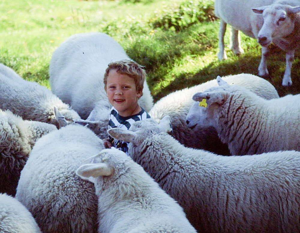 <b>VANSKELIG BARNDOM:</b> Som barn ble Birger mobbet og utestengt fordi de andre ­barna mente han var lubben og jentete. I dag er ulla fra sauene et viktig element i livet hans.