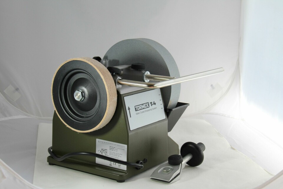 BEST I TEST: Våre test-eksperter anbefaler Tormek T4 Bushcraft til å slipe knivene.