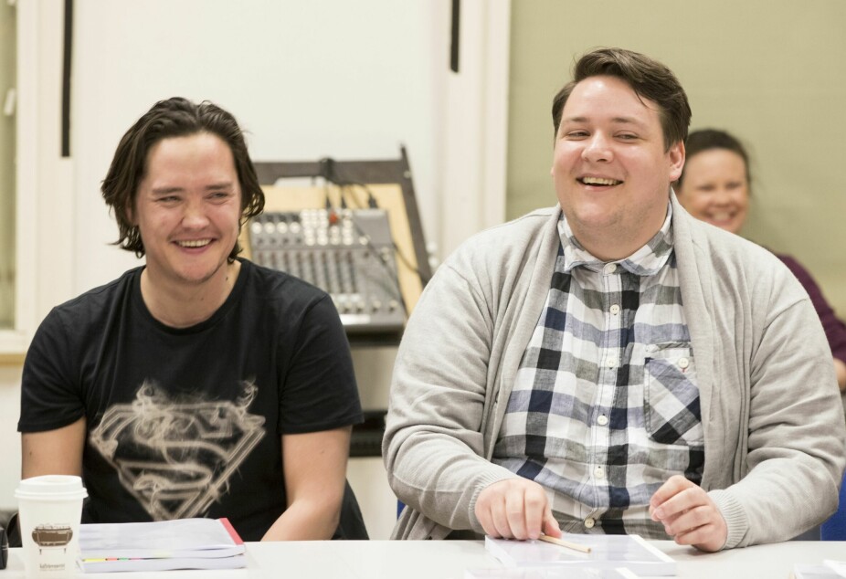 <b>KJENNER HVERANDRE:</b> Kristoffer og Frank Kjosås (t.v.) deltar begge i «Kokkeskolen». De spilte sammen i «The Book of Mormon» på Det Norske Teatret i 2017.