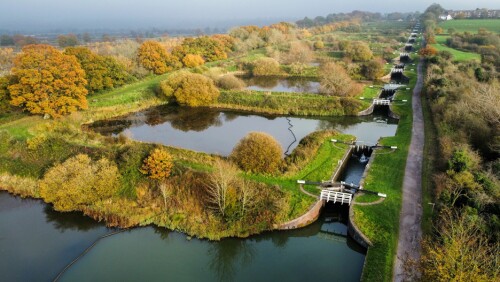 <b>SLUSER &AMP; DEMNINGER:</b> Transport på kanalene har en lang tradisjon på De britiske øyer. Dette bildet viser Caen Hill Locks nær Wiltshire i England. Disse slusene og demningene ble bygd på 1800-tallet til transport innen industrien.  