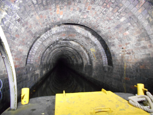 <b>KANALTUNNEL-TURISME:</b> Standedge i West Yorkshire er Storbritannias lengste, dypeste og høyeste kanaltunnel. Tunnelen og resten av kanalsystemet spilte en viktig rolle under den industrielle revolusjonen. I dag kan du være med på familievennlige, guidete båtturer og gjenoppleve fordums historier fra livet på og langs kanalene og avrunde opplevelsen med kaker og te på vertshuset The Watersedge Coffee House.  