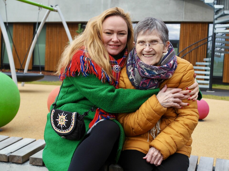 TAKKNEMLIG: Standupkomiker Trine Lise Olsens nye bok er tilegnet både fostermoren Ragnhild Kaaby (t.h.) og den biologiske moren Inger Lise.