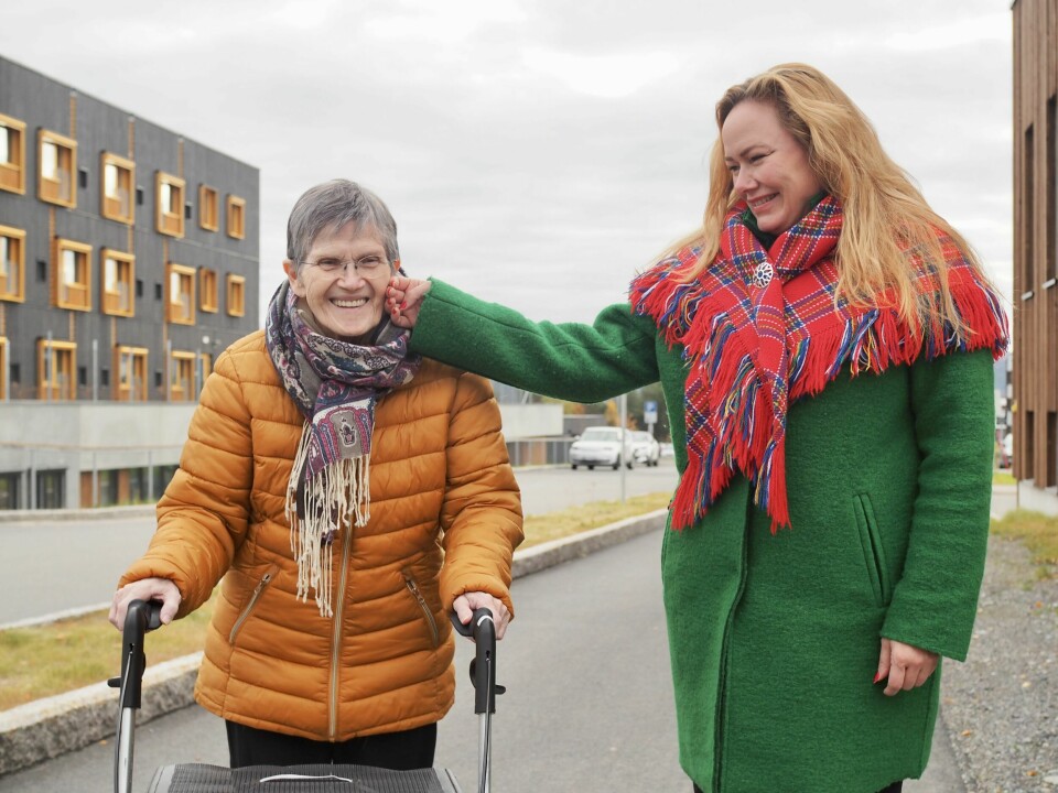 HOS MAMMA: Trine Lises fostermamma bor i dag på omsorgshjem i Alta etter at hun ble rammet av demens for to år siden. Trine Lise besøker henne så ofte hun kan.
