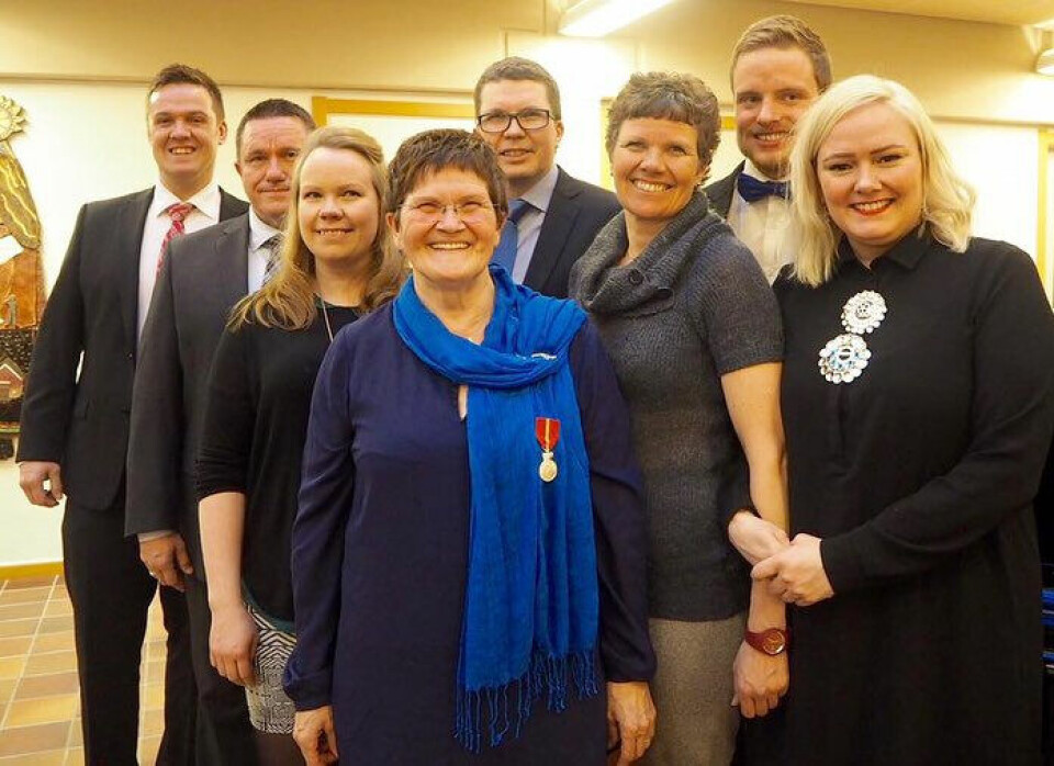 STOLTE: Trine Lise (t.h.) og resten av familien er kjempestolte av at Mamma Ragnhild fikk Kongens fortjenstmedalje, som hun bærer på bildet. I alle år har hun gitt omsorg til egne og andres barn, nå som hun har fått Alzheimer er det de som må gi henne omsorg.