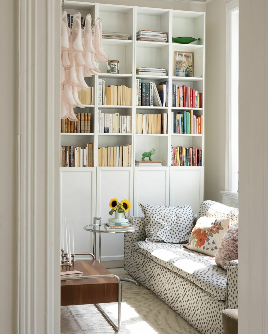 PRIKKETE: I sofaen fra Meli Meli ligger puter fra Fomoto og H&M Home.